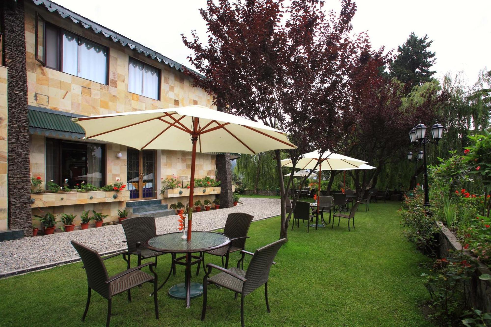 Shervani Hilltop Resort Nainital Kültér fotó